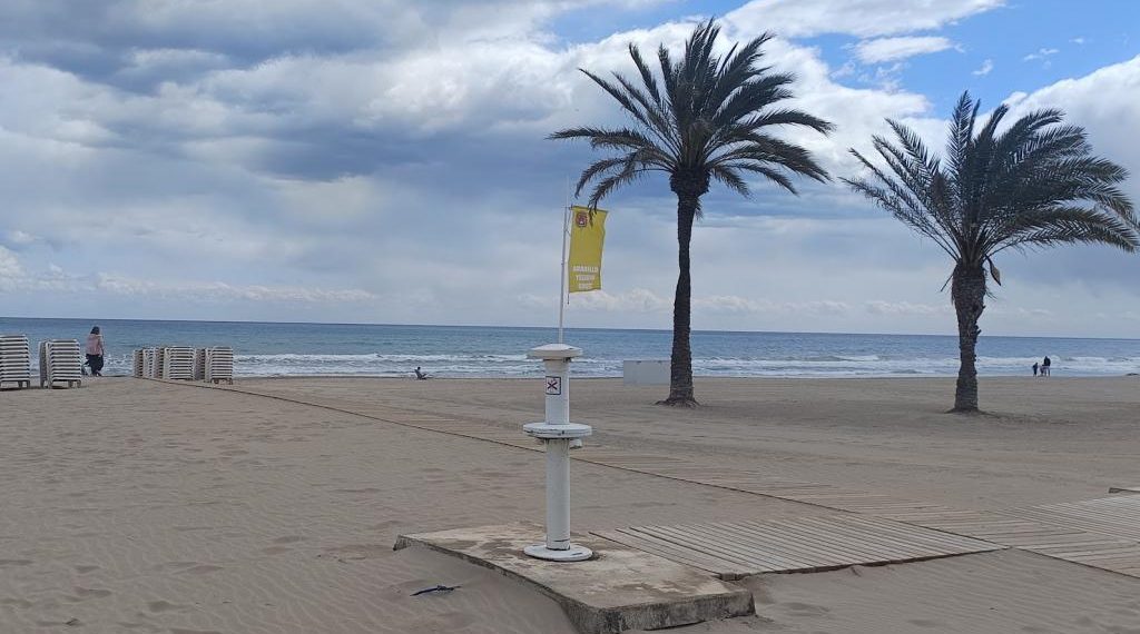 Alicante trabaja para recuperar el servicio de los lavapiés en la Playa de San Juan