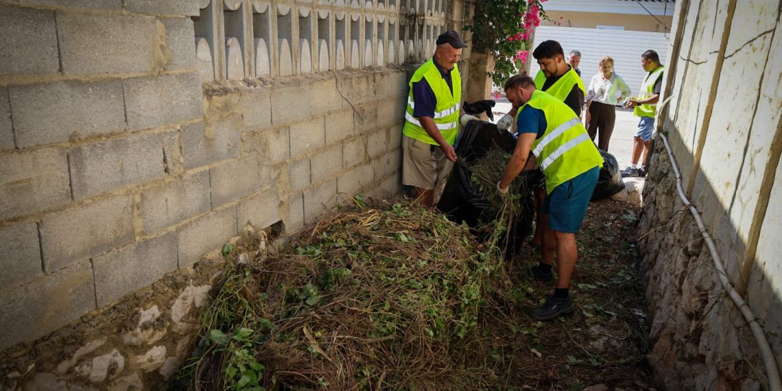 Torrent refuerza la limpieza de imbornales y barrancos ante posibles lluvias intensas