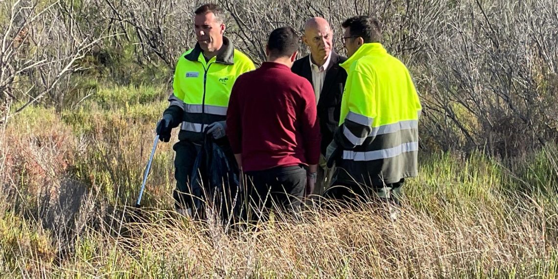 Devesa-Albufera retira más de 3.100 kilos de residuos desde la puesta en marcha del servicio específico de limpieza de la zona