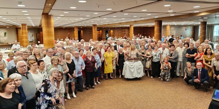 290 parejas de Valencia usuarias de los Centros de Mayores celebran sus Bodas de Oro