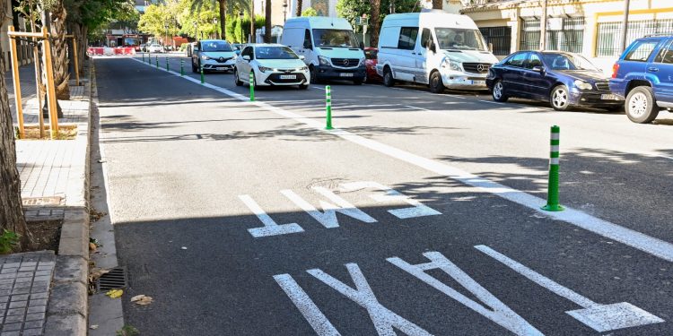Movilidad Valencia señaliza un carril exclusivo EMT-Taxi en la calle de Jaume Roig