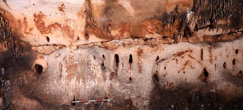 Cova Dones consolida su relevancia internacional con arte rupestre y restos romanos