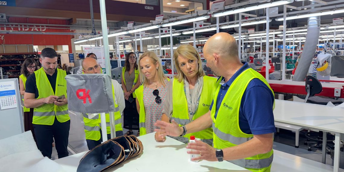 Camarero reivindica el peso estratégico del calzado para el empleo y la industria de Alicante