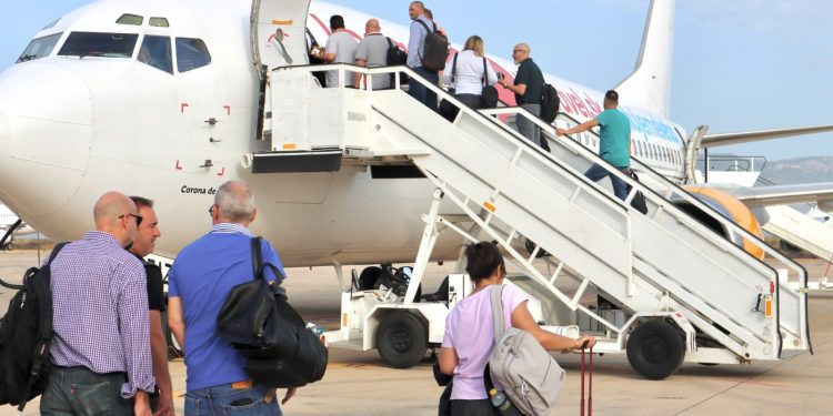 El aeropuerto de Castellón programa once vuelos chárter para la feria de Cersaie