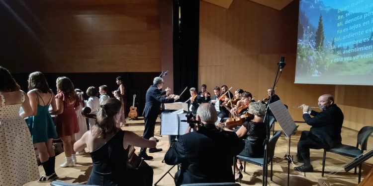 La Casanovas Orquesta llena La Lonja de Orihuela con ‘Sonrisas y lágrimas’
