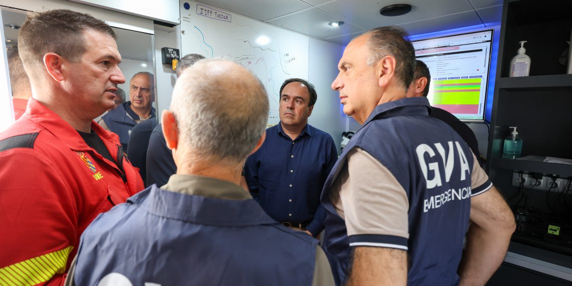 Pérez Llorca visita el Puesto de Mando Avanzado del incendio de Tuéjar