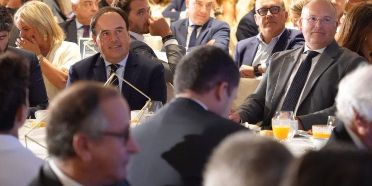 Pérez Llorca respalda a Vivas y acusa al Gobierno de actuar tarde ante la crisis migratoria de Ceuta