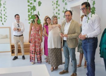 Pérez Llorca anuncia que los docentes valencianos cobrarán desde septiembre el aumento salarial pactado