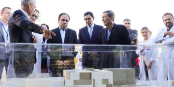 Pérez Llorca anuncia que la Unidad de Protonterapia del Hospital La Fe comenzará a funcionar antes de que acabe 2027