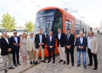 Pérez Llorca destaca la inversión de la Generalitat de 140 millones de euros en tranvías de última generación mientras el Gobierno envía trenes con 20 años