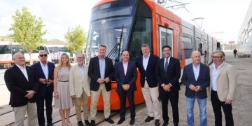 Pérez Llorca destaca la inversión de la Generalitat de 140 millones de euros en tranvías de última generación mientras el Gobierno envía trenes con 20 años