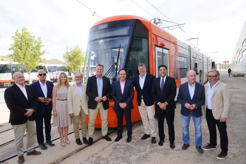 Pérez Llorca destaca la inversión de la Generalitat de 140 millones de euros en tranvías de última generación mientras el Gobierno envía trenes con 20 años