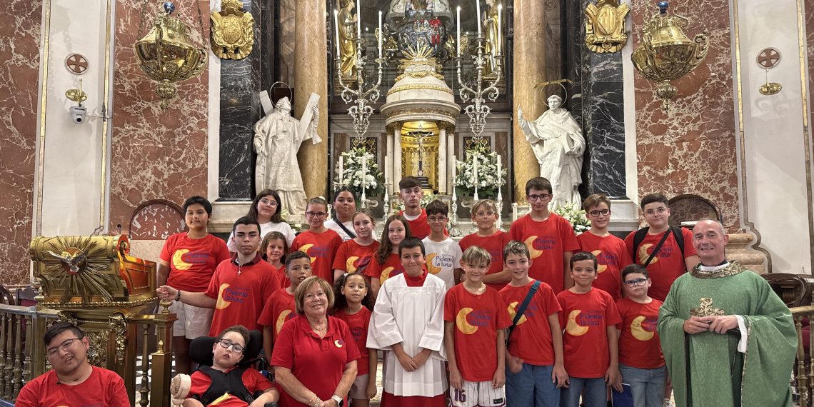 Niños oncológicos de Pídeme la Luna cumplen el sueño de disfrutar de Valencia y ponerse bajo el manto de la Virgen de los Desamparados