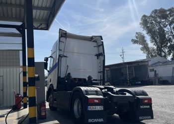 El precio del diésel y las nuevas medidas fiscales asfixian a los transportistas valencianos