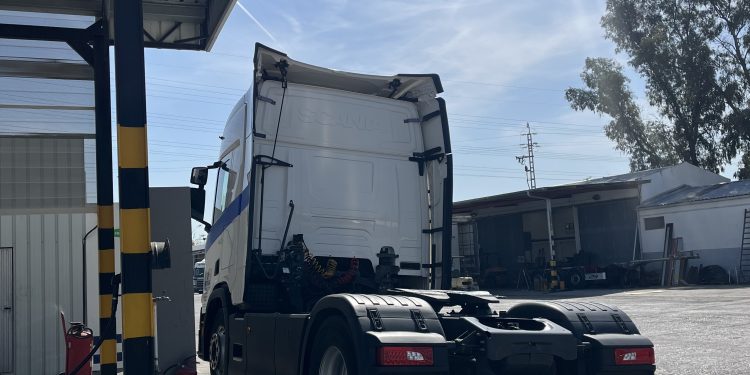 El precio del diésel y las nuevas medidas fiscales asfixian a los transportistas valencianos