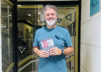 Pere Ferrer presenta en Burjassot su primer libro, “30 relatos de amor y un poema desesperado”