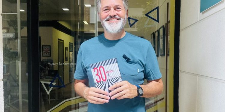 Pere Ferrer presenta en Burjassot su primer libro, “30 relatos de amor y un poema desesperado”