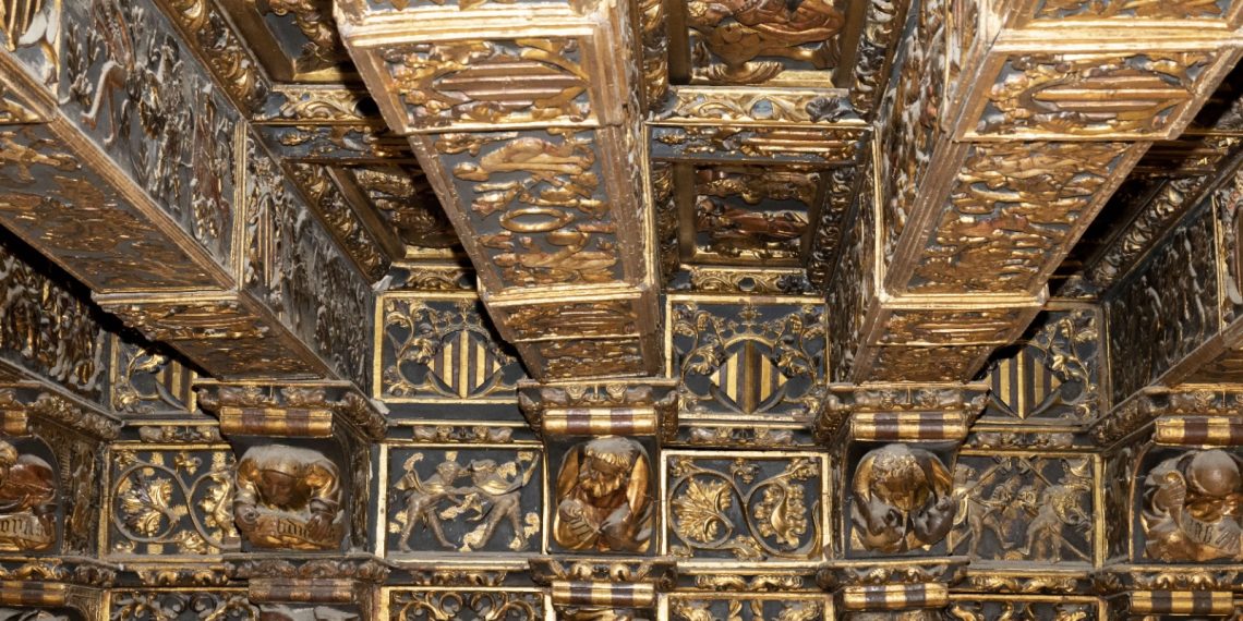 Valencia impulsa la rehabilitación del espectacular artesonado de la Sala Dorada de la Lonja de la Seda