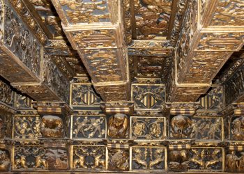 Valencia impulsa la rehabilitación del espectacular artesonado de la Sala Dorada de la Lonja de la Seda