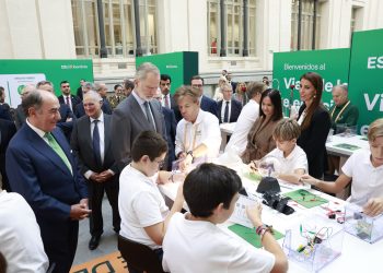 S.M. el Rey inaugura la exposición sobre la evolución tecnológica y el futuro de la electricidad organizada por Iberdrola