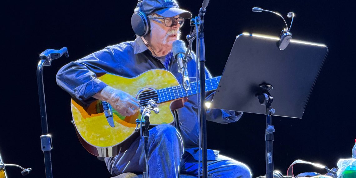 Silvio Rodríguez recorre cinco décadas de canciones en su concierto en Roig Arena