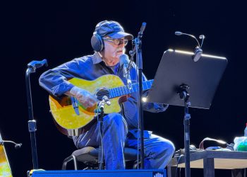 Silvio Rodríguez recorre cinco décadas de canciones en su concierto en Roig Arena
