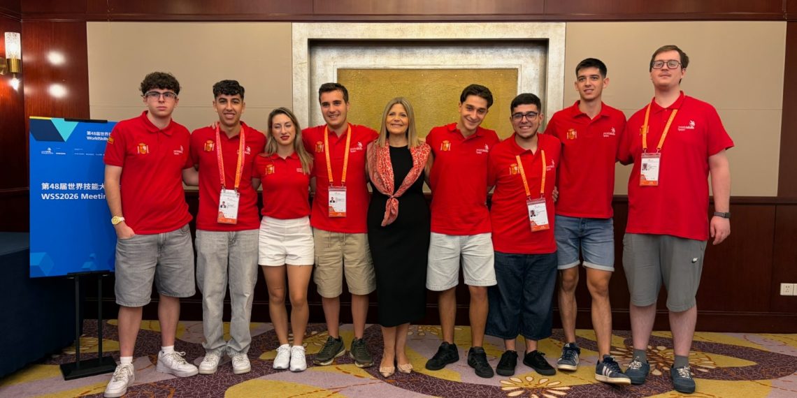 Carmen Ortí visita a los ocho estudiantes valencianos que competirán en los WorldSkills