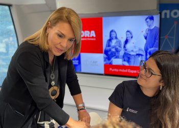 El Bus Labora acerca sus servicios de empleo a la juventud universitaria