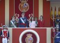 Sus Majestades los Reyes, junto a Sus Altezas Reales la Princesa de Asturias y la Infanta Sofía, presidieron el acto solemne de homenaje a la Bandera Nacional