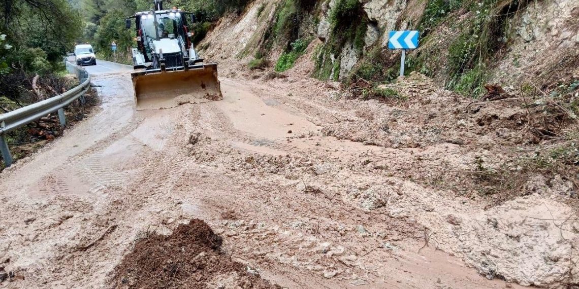 La Generalitat trabaja en una decena de carreteras autonómicas para restituir el tráfico tras la dana Adam