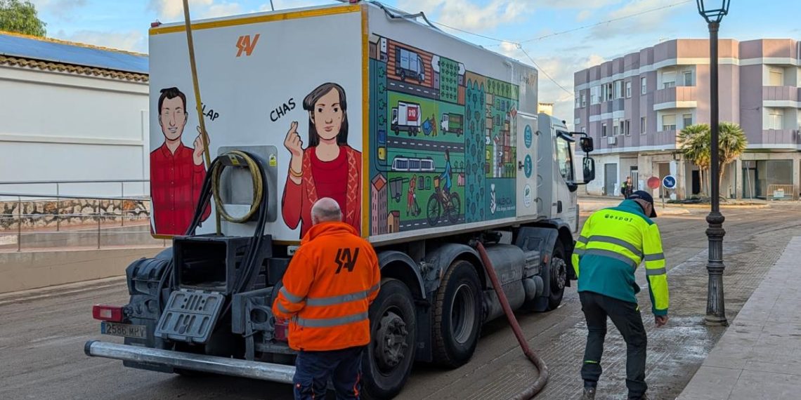 Valencia envía cuatro cisternas y 12 trabajadores a Els Poblets para limpiar el barro tras la dana Adam