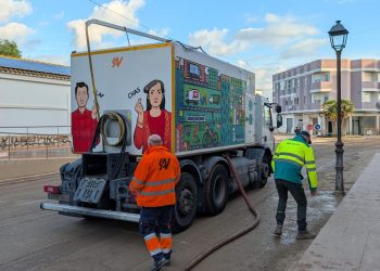 Valencia envía cuatro cisternas y 12 trabajadores a Els Poblets para limpiar el barro tras la dana Adam