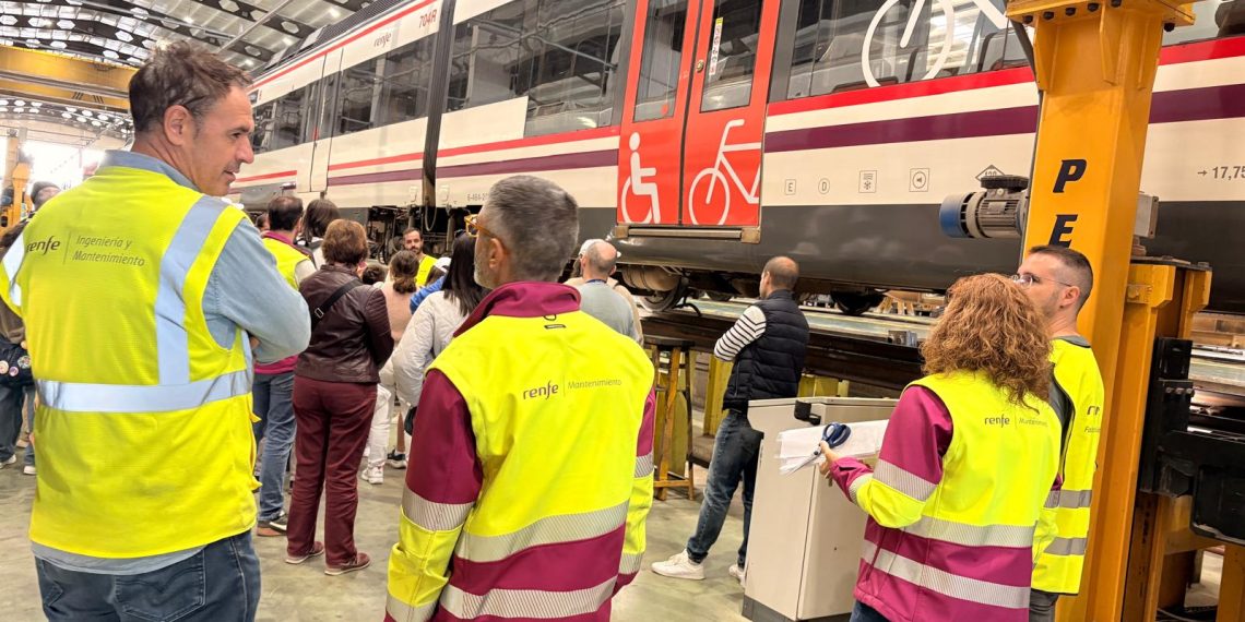 Más de 300 personas visitan el taller de Renfe en Valencia en su jornada de puertas abiertas