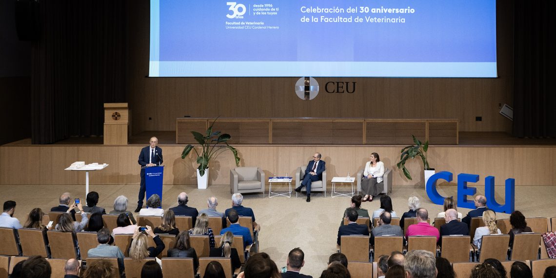 La CEU UCH celebra los 30 años de Veterinaria y destaca su proyección internacional